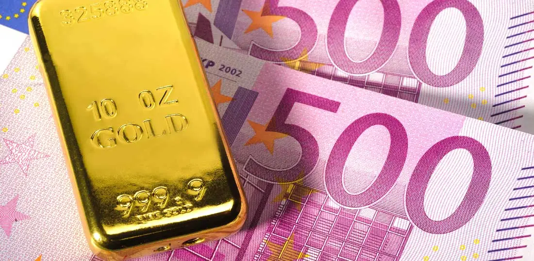 Goldbarren und Euro Geldscheine